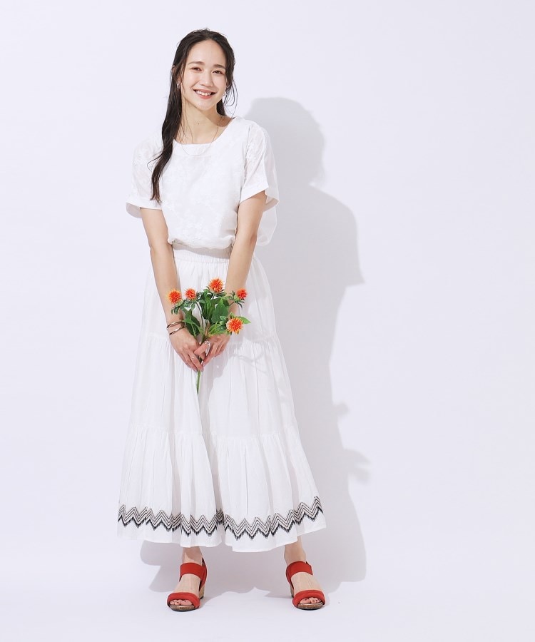 シューラルー(SHOO・LA・RUE)の【洗える】女性らしさを引き立てる フロント刺繍Tシャツ7