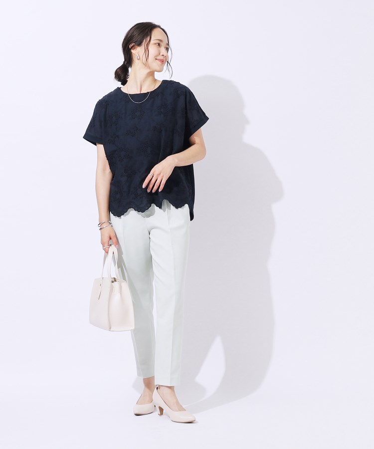 シューラルー(SHOO・LA・RUE)の【洗える】女性らしさを引き立てる フロント刺繍Tシャツ3