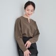 シューラルー(SHOO・LA・RUE)の【洗える/S-LL】洗濯後しわになりにくい 首元すっきりキーネックトップス モカブラウン(042)