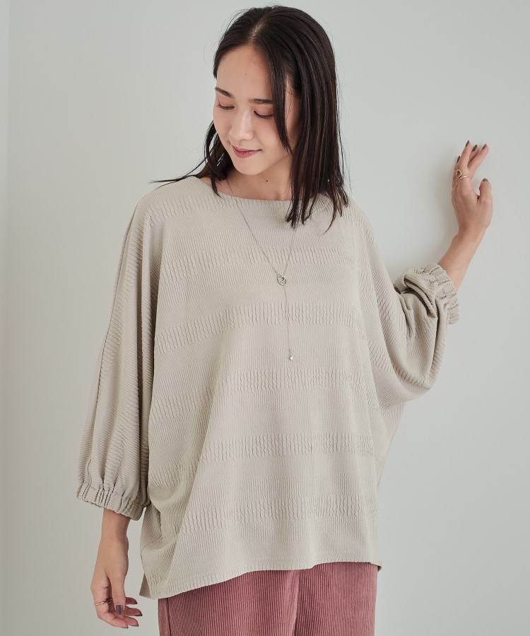 シューラルー(SHOO・LA・RUE)の【S-LL/洗える】表面感で差をつける やわらかドルマントップス グレージュ(050)