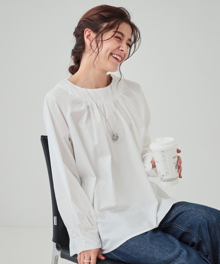 シューラルー(SHOO・LA・RUE)の【S-LL/洗える】大人可愛くきちんと感も ギャザークルーネックブラウス オフホワイト(003)
