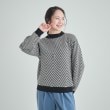 シューラルー(SHOO・LA・RUE)の【S-LL/洗える/毛玉レス】クラシカルな柄が目を惹く プチハイネックニット1