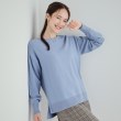 シューラルー(SHOO・LA・RUE)の【S-LL/洗える/静電気軽減】アウトでも決まる もちもち ボートネック風ニット ブルー(092)