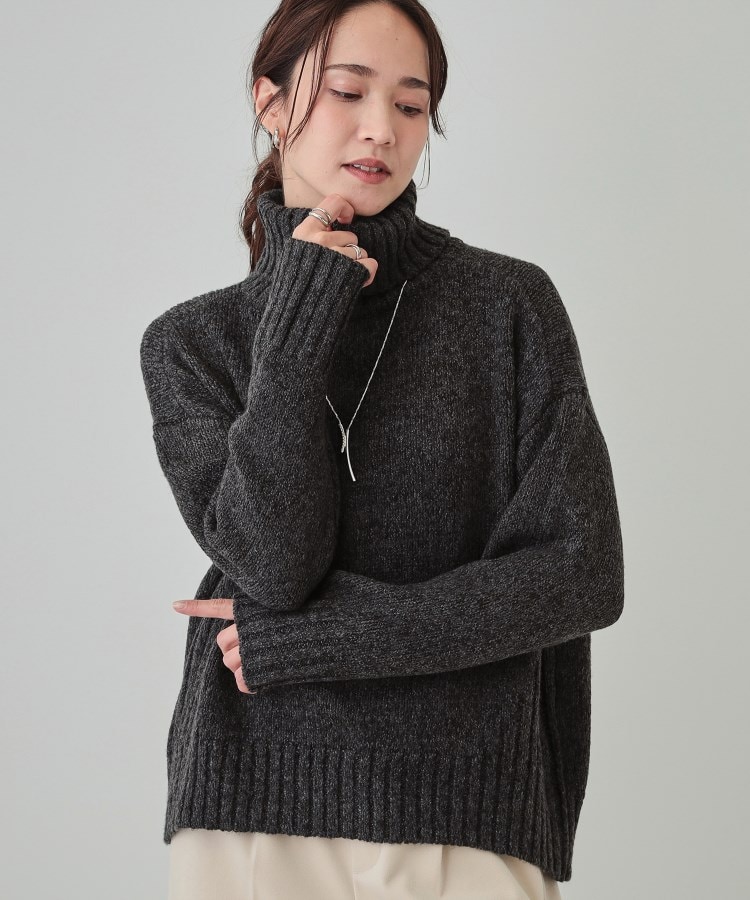 シューラルー(SHOO・LA・RUE)のミックス感が大人かわいい タートルネックニット チャコールグレー(014)