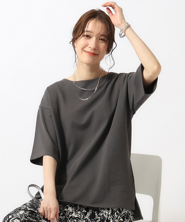 シューラルー(SHOO・LA・RUE)の【洗える】大人が一枚で着こなしやすい さらっとコットン五分袖Tシャツ チャコールグレー(014)