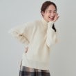 シューラルー(SHOO・LA・RUE)の【洗える/ちくちくしにくい/静電気軽減】スウェットライク ハイネックニット アイボリー(004)