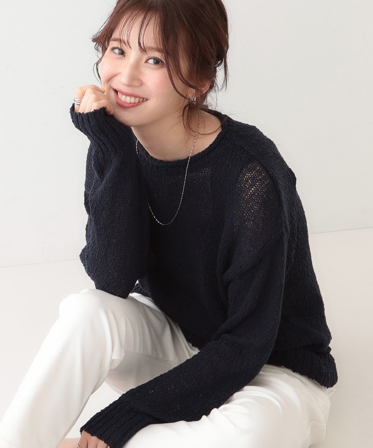 シューラルー(SHOO・LA・RUE)のさりげない凹凸感で表情豊か。ロールネックニット ネイビー(094)