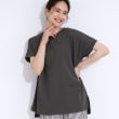 シューラルー(SHOO・LA・RUE)の【洗える/S-LL/ひんやり/UV】汗をかいても気になりにくい スリットトップス チャコールグレー(014)