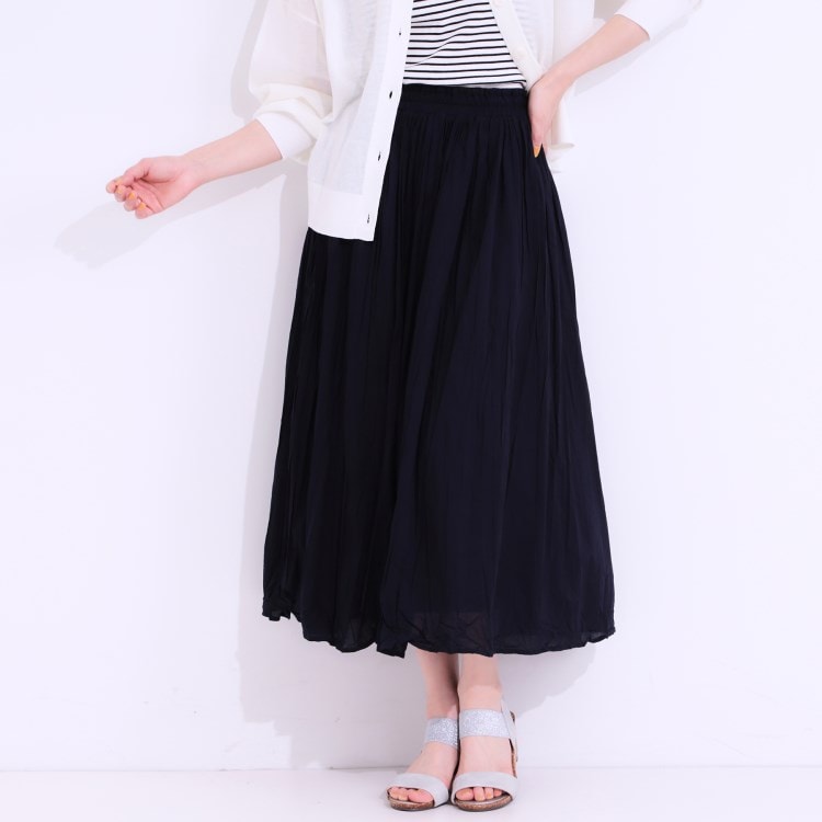 シューラルー(SHOO・LA・RUE)のナチュラルなシワ加工が大人っぽい エアリーロングスカート マキシ・ロングスカート