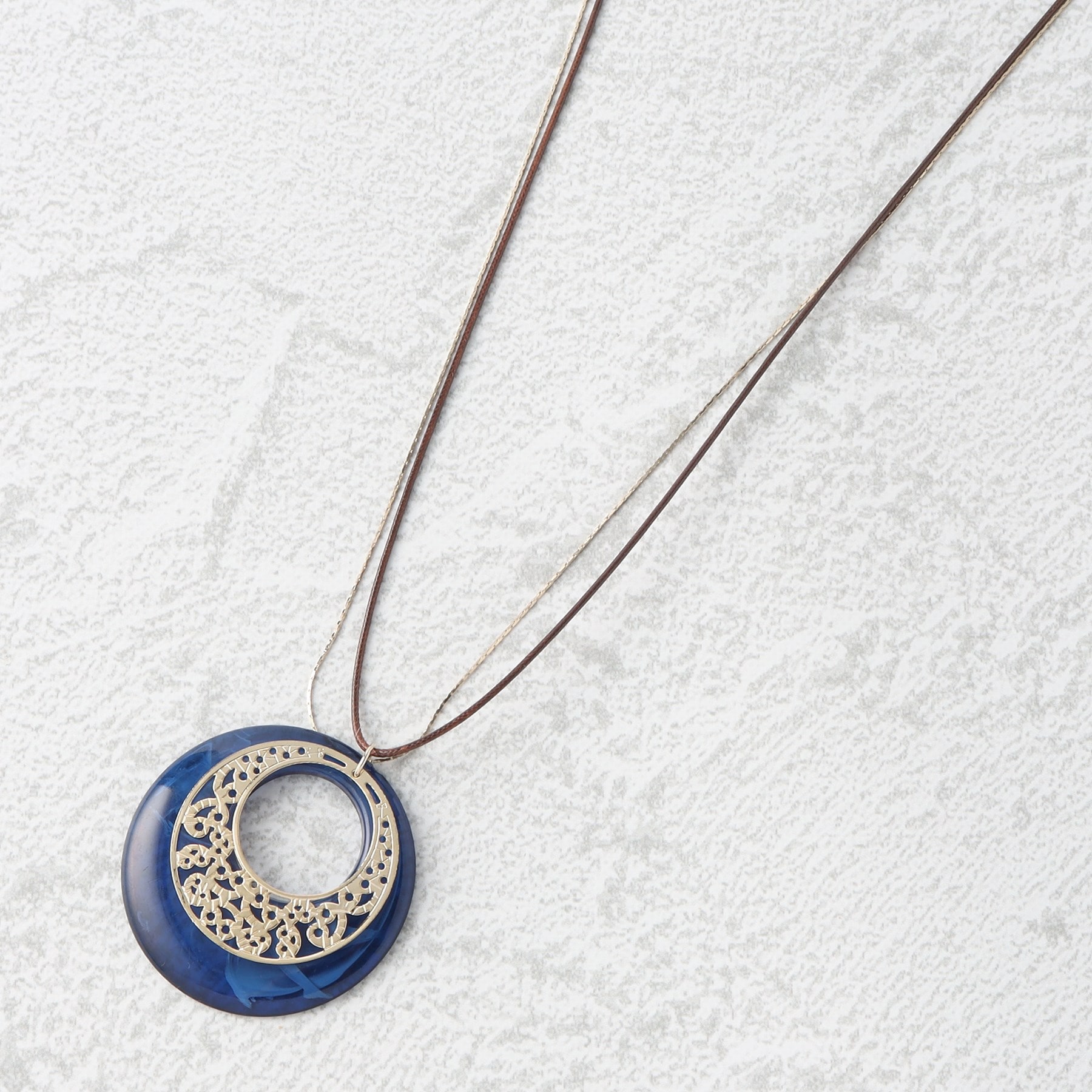 シューラルー(SHOO・LA・RUE)のマーブルクリア月の輪ネックレス ブルー(092)