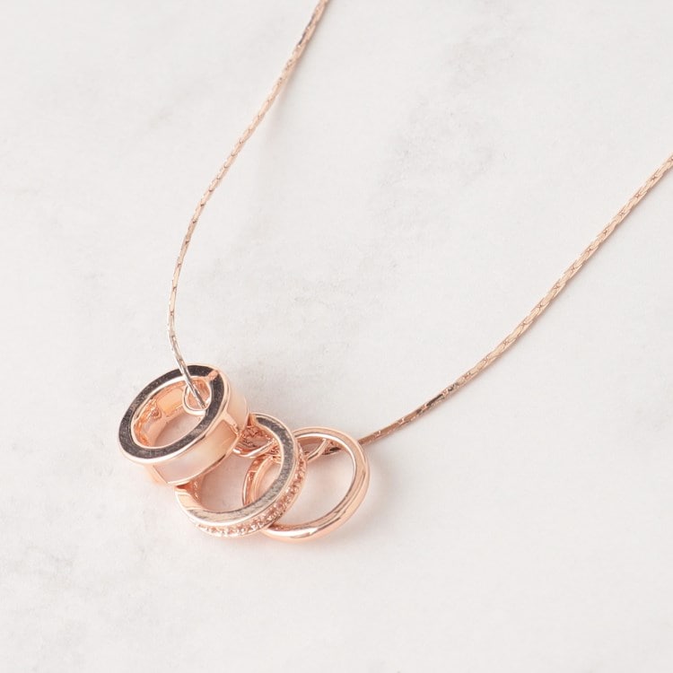 シューラルー(SHOO・LA・RUE)のトリプルミニリングネックレス ネックレス