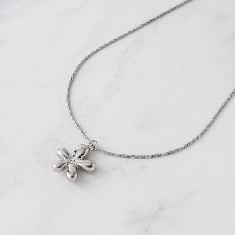 シューラルー(SHOO・LA・RUE)のフラワーY字ネックレス ネックレス