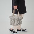 シューラルー(SHOO・LA・RUE)の【2WAY】シャイニーくしゅくしゅトートバッグ10