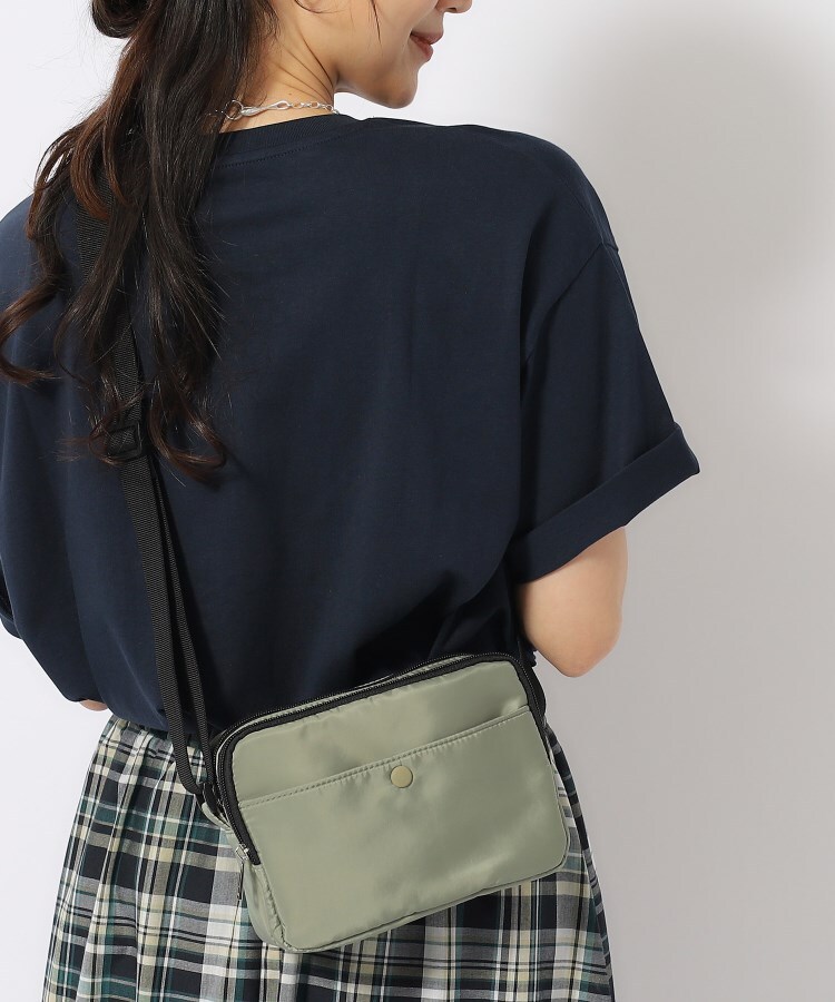 シューラルー(SHOO・LA・RUE)の【撥水】クルミボタンスクエアショルダー17