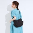 シューラルー(SHOO・LA・RUE)の【撥水】フロントタック9ポケットショルダーバッグ1