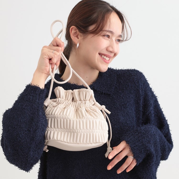 シューラルー(SHOO・LA・RUE)のプリーツ巾着ショルダーバッグ ショルダーバッグ