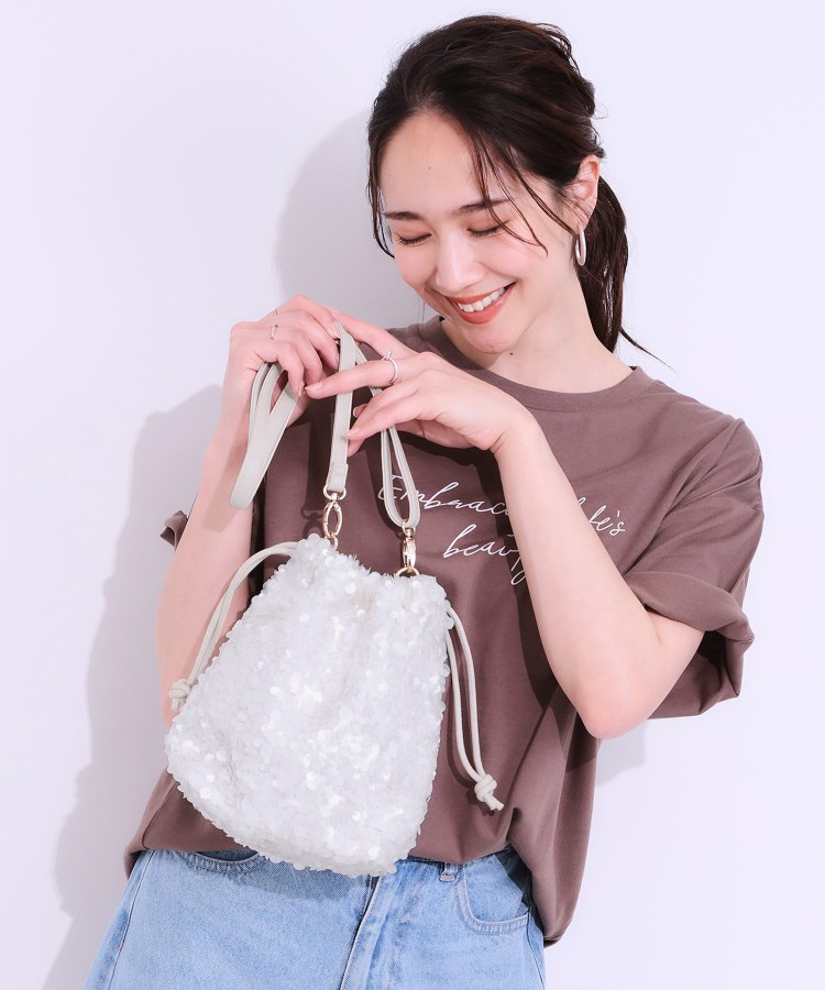 シューラルー(SHOO・LA・RUE)のスパンコール巾着ショルダーバッグ1