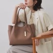 オペークドットクリップ(OPAQUE.CLIP)の【軽量／多ポケット】ワイドマチ付きシュリンクトートバッグ モカブラウン(042)
