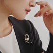 オペークドットクリップ(OPAQUE.CLIP)のフェイクパール×ビジューラインブローチ4