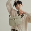 オペークドットクリップ(OPAQUE.CLIP)の【撥水加工／マルチポケット／長さ調整可能】カジュアルミドルショルダーバッグ グリーン(022)