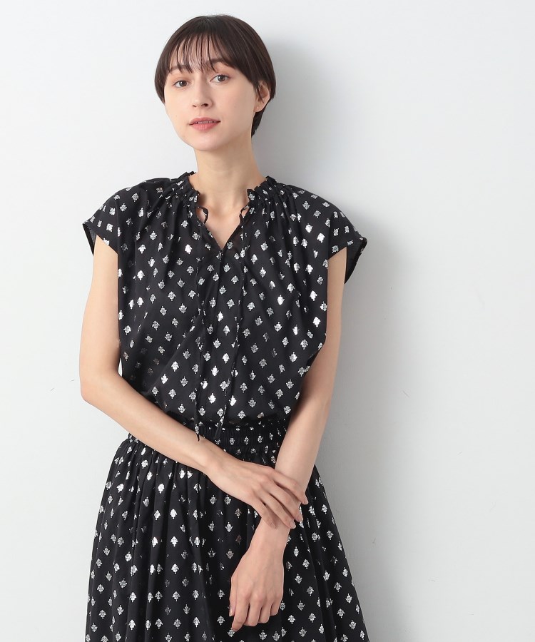 デッサン(レディース)(Dessin(Ladies))の【洗える】箔プリントフリルネックブラウス2