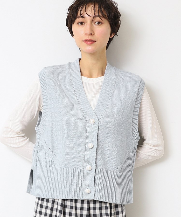 デッサン(レディース)(Dessin(Ladies))の【洗える】パール調ボタン付きニットジレ サックスブルー(090)