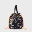タケオキクチ(TAKEO KIKUCHI)の【NAPRON】SUMMER PATTERN PATIENTS BAG ネイビー(194)