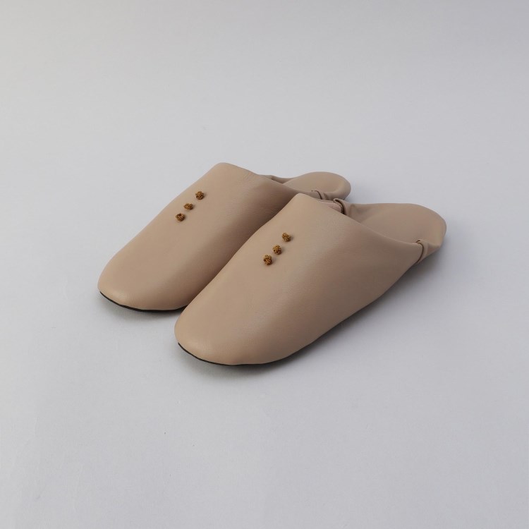 トゥーワントゥーキッチンストア(212 KITCHEN STORE)のボタン バブーシュ M BE ＜212Kオリジナル＞ スリッパ
