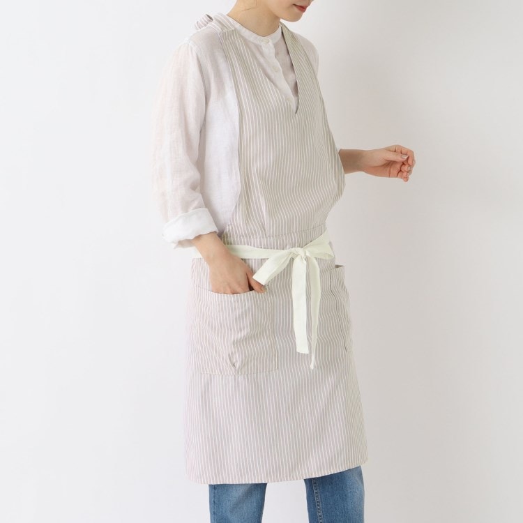 トゥーワントゥーキッチンストア(212 KITCHEN STORE)のペンシルストライプ Vネックエプロン BE エプロン・その他ファブリック