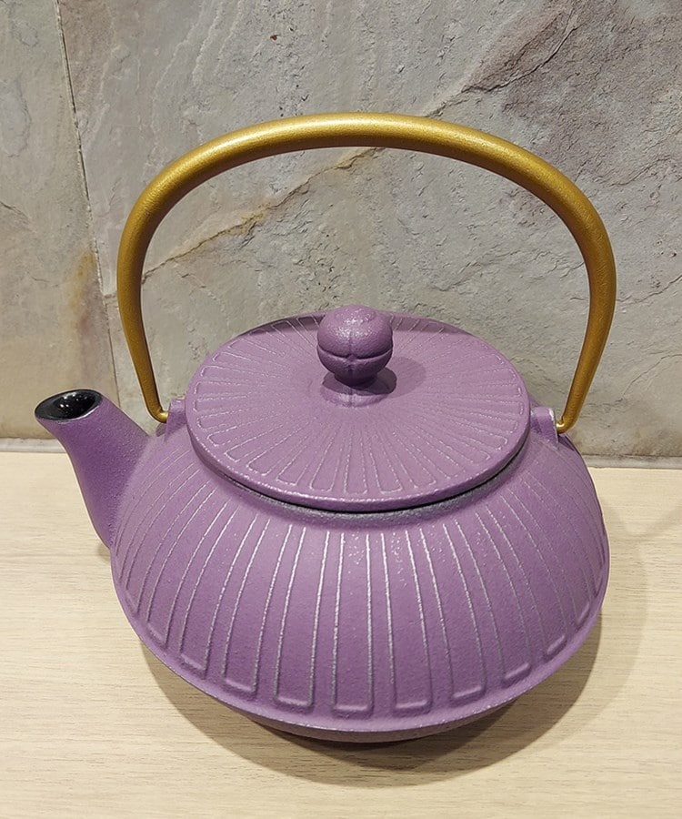 ◇急須5型 菊 GD/WH (取手 金) <岩鋳>(コーヒー・ティー ◇急須5型 菊 GD/WH (取手 金) <岩鋳>(コーヒー・ティー