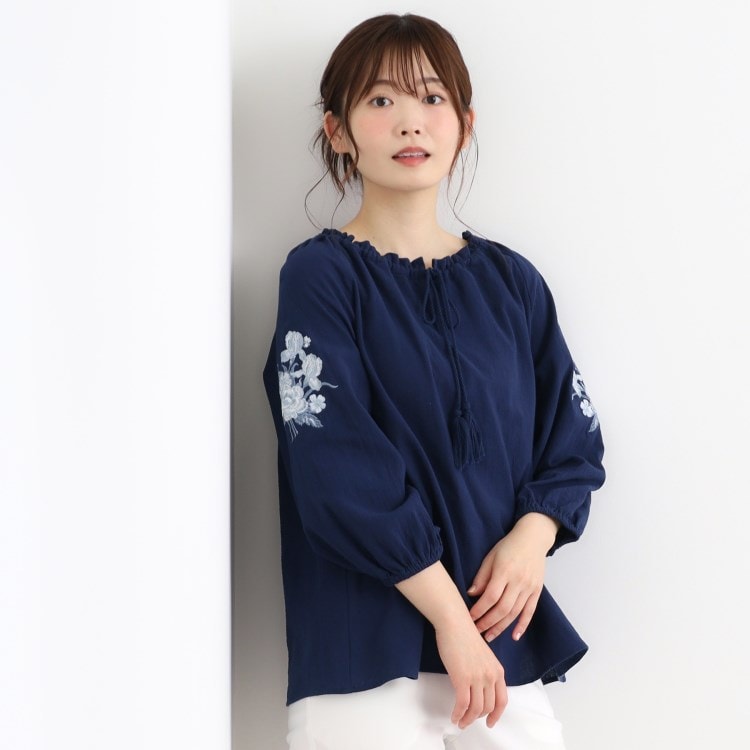 ローラアシュレイ(LAURA ASHLEY)の【コットン100％／刺繍入り】ウェストウェル バンチ柄刺繍ブラウス シャツ・ブラウス