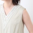 ローラアシュレイ(LAURA ASHLEY)の【コットン100％／インド綿／刺繍入り】Vネックワンピース18