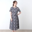 ローラアシュレイ(LAURA ASHLEY)の【ギフトにおすすめ！コットン100％/日本製／ウエストリボン付き】エルストン ガーデン柄ワンピース ネイビー(194)