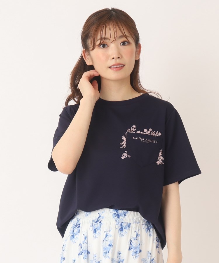 ローラアシュレイ(LAURA ASHLEY)の【接触冷感/洗える】ブランブル柄ポケットTシャツ ネイビー(093)