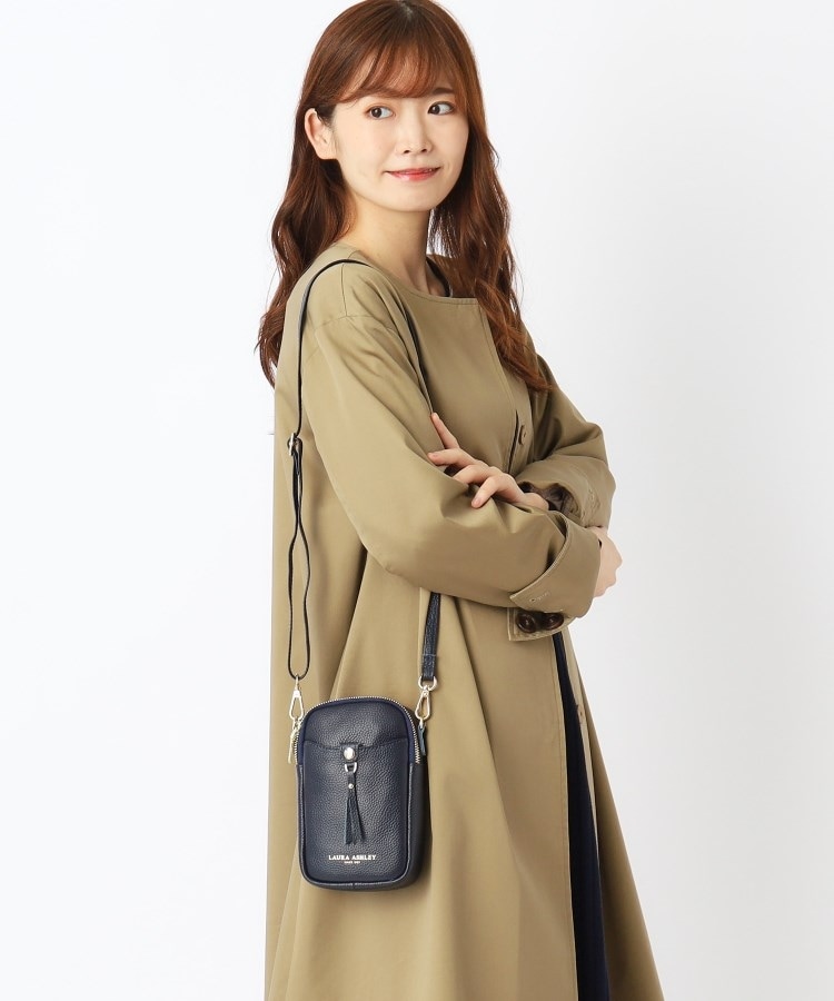 ローラアシュレイ(LAURA ASHLEY)の【スマホ収納可／2WAY】レザーバーティカルショルダー ネイビー(093)