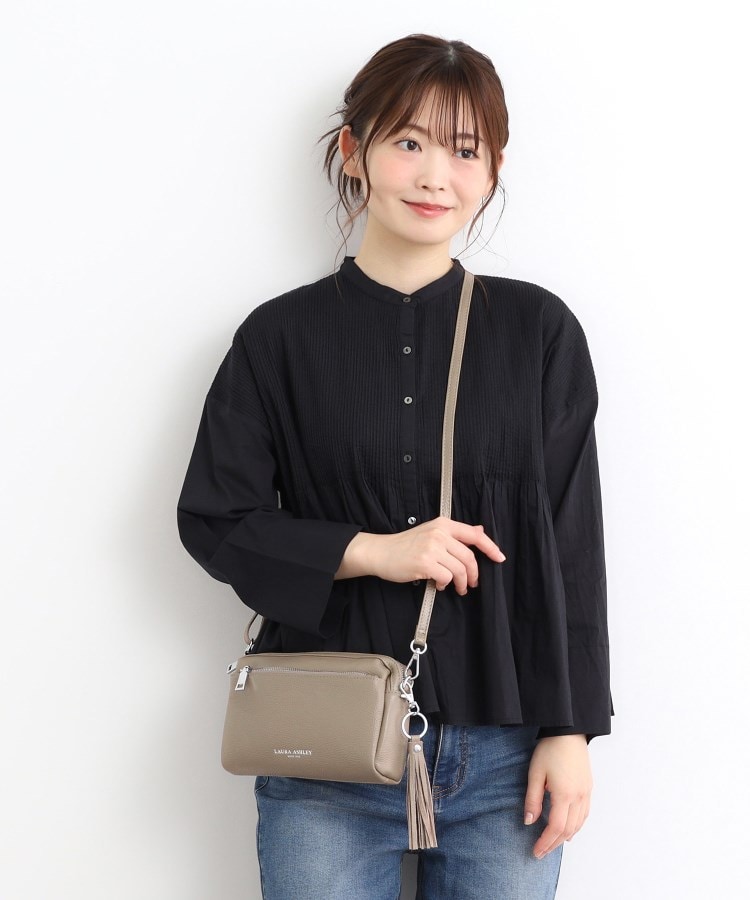 ローラアシュレイ(LAURA ASHLEY)の【ベルト長さ調節可】レザージップショルダー ベージュ(052)