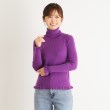 ローラアシュレイ(LAURA ASHLEY)のリブタートルフリルニット パープル(082)