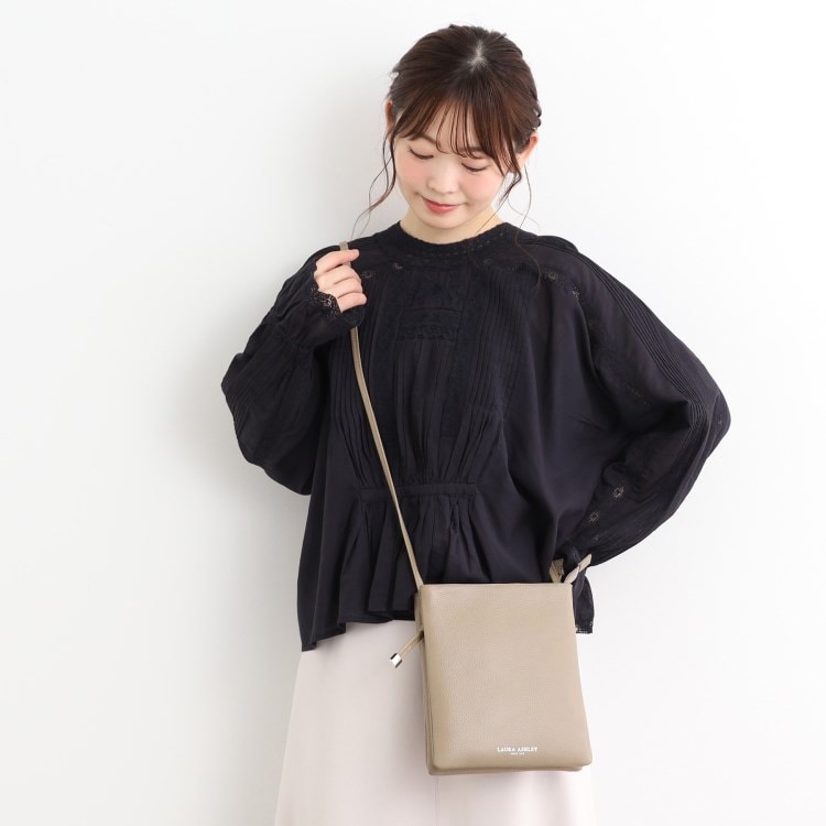 ローラアシュレイ(LAURA ASHLEY)の【牛革レザー／ショルダー長さ調節可】フラットバッグ ショルダーバッグ