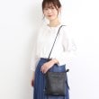 ローラアシュレイ(LAURA ASHLEY)の【牛革レザー／ショルダー長さ調節可】フラットバッグ ブラック(019)