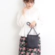 ローラアシュレイ(LAURA ASHLEY)の【牛革レザー／ショルダー長さ調節可】フラットバッグ ネイビー(094)
