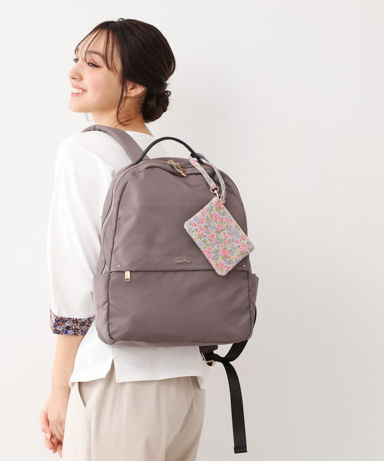 ローラアシュレイ(LAURA ASHLEY)の【4L収納／クッションポケット／ポーチ付き】多機能バックパック1