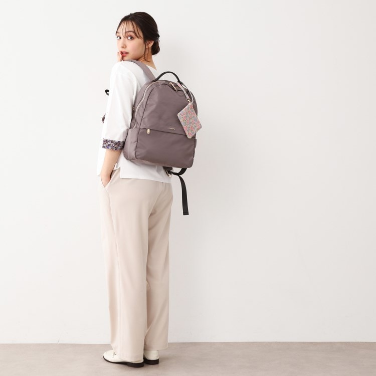 ローラアシュレイ(LAURA ASHLEY)の【4L収納／クッションポケット／ポーチ付き】多機能バックパック リュック