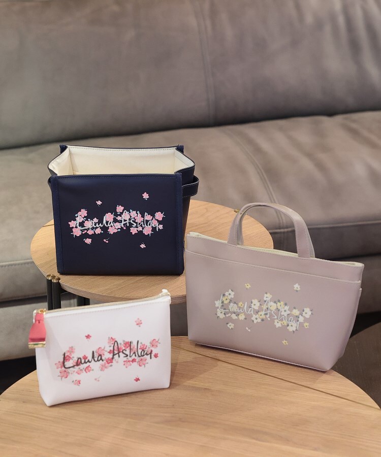 アベヴィル ロゴフラワー仕切りポーチ ポーチ Laura Ashley Home ローラアシュレイ ワールド オンラインストア World Online Store アベヴィル ロゴフラワー仕切りポーチ ポーチ Laura Ashley Home ローラアシュレイ ワールド オンラインストア World Online Store