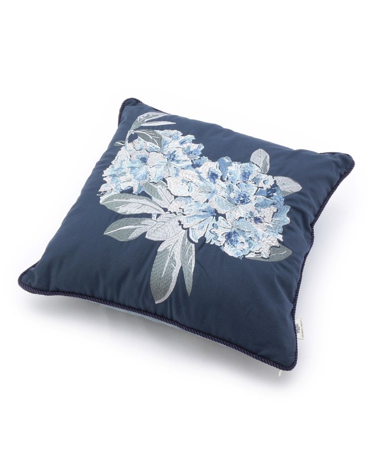 ローラアシュレイホーム(LAURA ASHLEY HOME)のフラワー刺しゅうクッション 45×45cm1