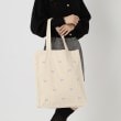 オーバー タッシェ(Ober Tashe)のリボン刺繍キャンバストートバッグ25