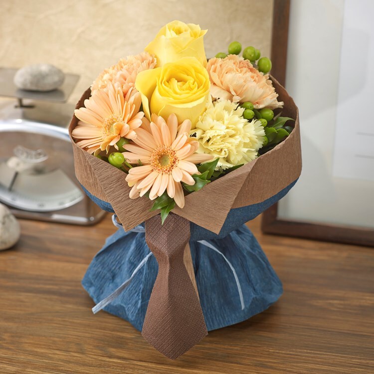 そのまま飾れるブーケ 茶色ネクタイのサラリーマン 花束 日比谷花壇 ヒビヤカダン ワールド オンラインストア World Online Store そのまま飾れるブーケ 茶色ネクタイのサラリーマン 花束 日比谷花壇 ヒビヤカダン ワールド オンラインストア World Online Store