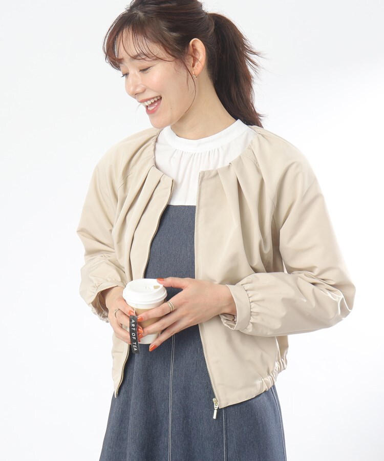 【裾部分ゴム仕様/女性らしいシルエット/ワンピースなどの羽織にもってこい】ノーカラータックブルゾン