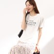 イッツデモ(ITS' DEMO)の【大人スウィート/パール調/ボックスシルェット】ロゴプリント半袖Ｔシャツ オフホワイト(003)