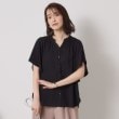 イッツデモ(ITS' DEMO)の【接触冷感／羽織にも／手洗い可】強撚スラブフリル袖ブラウス ブラック(019)