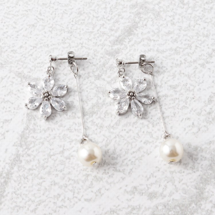 花キュービック2wayパール調キャッチピアス（ピアス） | ITS